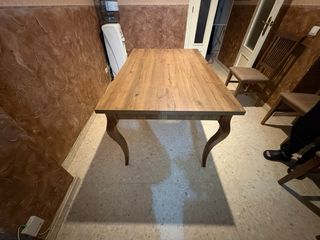 Mesa de salón de madera