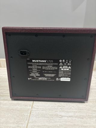 Amplificador Fender Mustang LT25 Wine Red