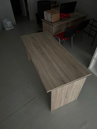 Mesa de escritorio de madera color beige