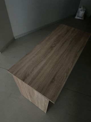 Mesa de escritorio de madera color beige