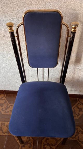 Juego de 5 sillas tapizadas de hierro.