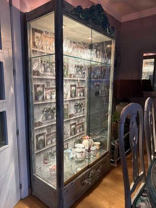 Vitrina restaurada con luz