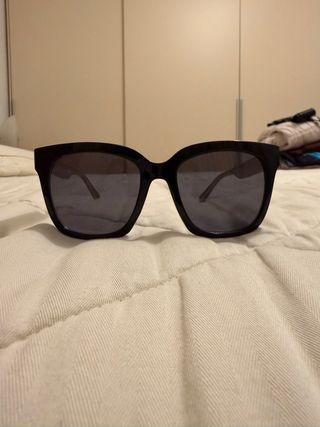 Occhiali da sole neri e grigi