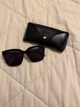 Occhiali da sole neri e grigi