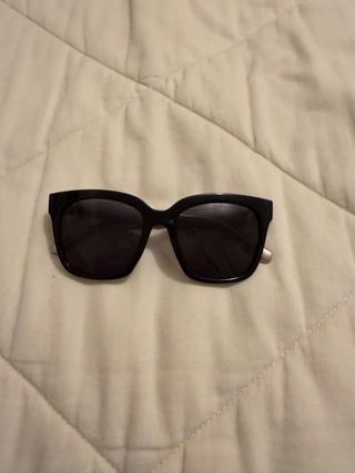 Occhiali da sole neri e grigi