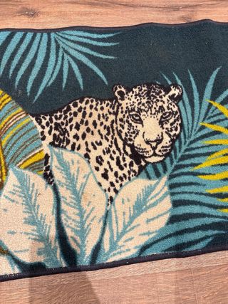 Alfombra estilo selva con leopardo