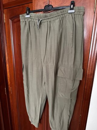 Pantalón cargo verde tobillero