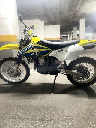 Suzuki Enduro Moto