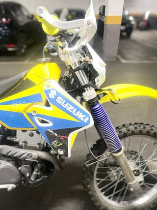 Suzuki Enduro Moto