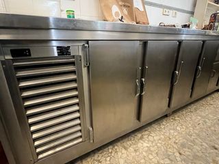 Mesa refrigerada hostelería 8 puertas. Acero inox.