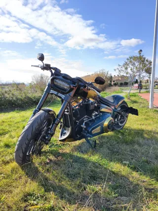 Moto Custom Negra y Dorada