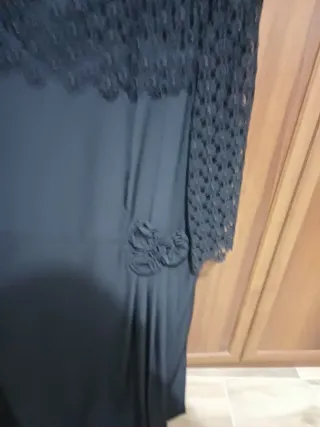 Abito nero con dettagli in pizzo