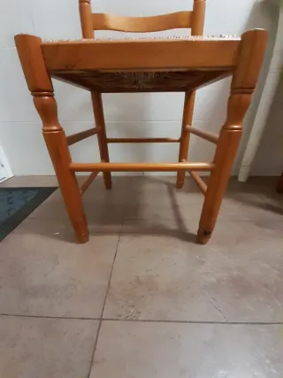 Dos sillas de madera con asiento de yute