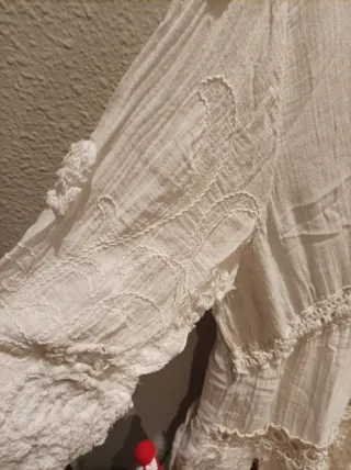 Vestido beis/crudo con encaje y bordado