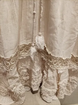 Vestido beis/crudo con encaje y bordado