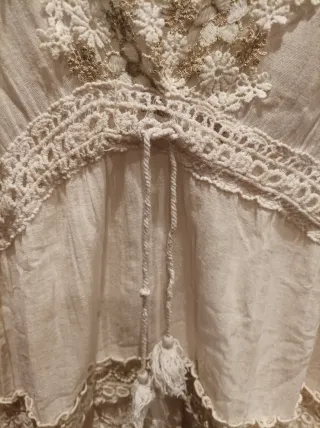 Vestido beis/crudo con encaje y bordado