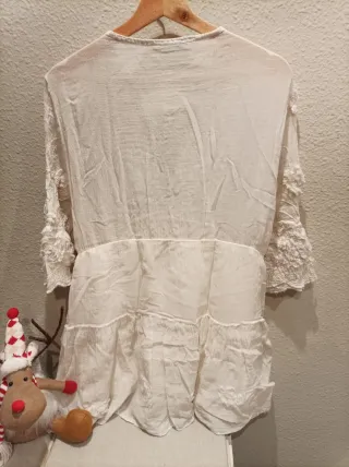 Vestido beis/crudo con encaje y bordado