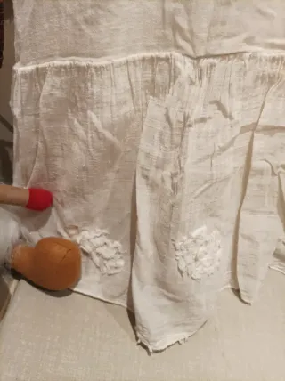 Vestido beis/crudo con encaje y bordado