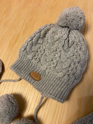 Conjunto bufanda, gorro y manoplas gris