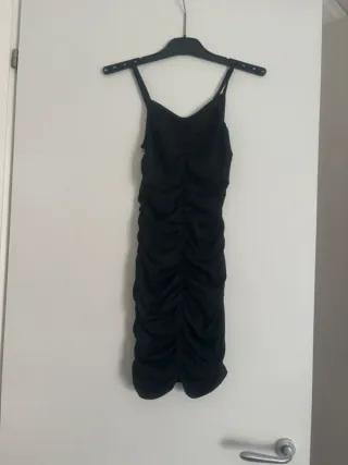 Abito aderente nero con rouches