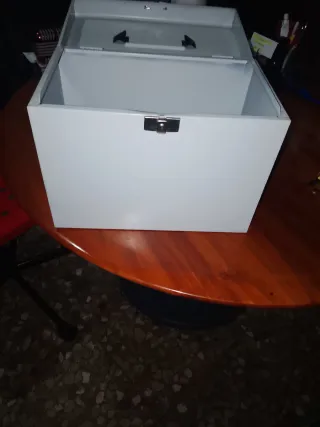 Caja metálica con asa