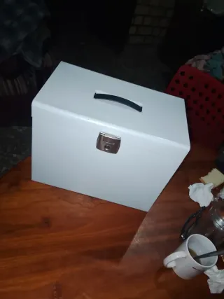 Caja metálica con asa