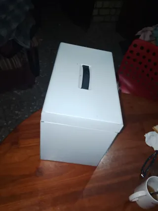 Caja metálica con asa