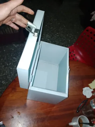 Caja metálica con asa