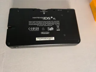 Nintendo DSi XL Edición Mario Roja