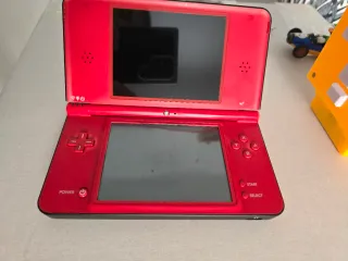 Nintendo DSi XL Edición Mario Roja