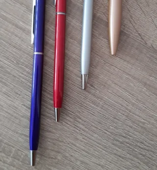 Set de 4 bolígrafos de colores punteros