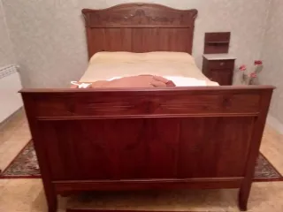 Dormit.antiguo: cama, mesita, armario y cajonera.