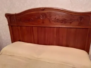 Dormit.antiguo: cama, mesita, armario y cajonera.