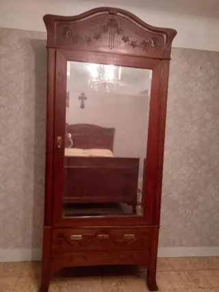 Dormit.antiguo: cama, mesita, armario y cajonera.