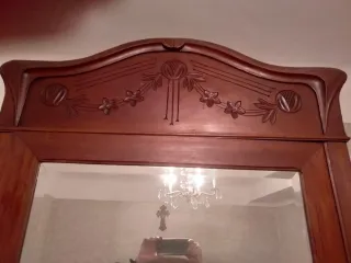 Dormit.antiguo: cama, mesita, armario y cajonera.