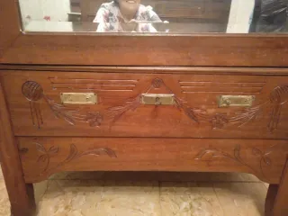 Dormit.antiguo: cama, mesita, armario y cajonera.