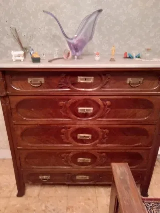 Dormit.antiguo: cama, mesita, armario y cajonera.