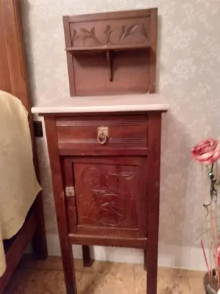 Dormit.antiguo: cama, mesita, armario y cajonera.