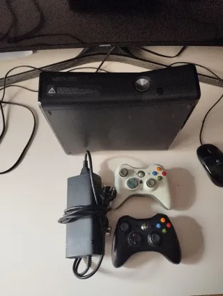 Xbox 360 Aurora + 2 mandos + 100 juegos
