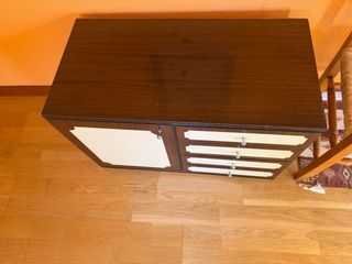 Cama con mesita de noche y cómoda