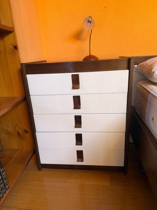 Cama con mesita de noche y cómoda