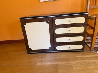 Cama con mesita de noche y cómoda