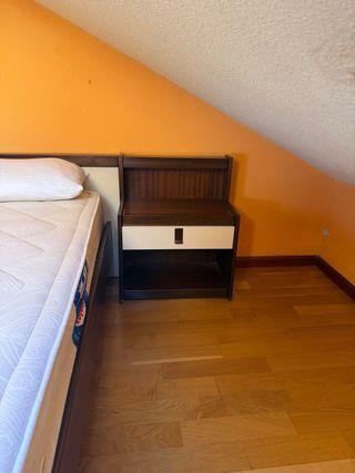 Cama con mesita de noche y cómoda