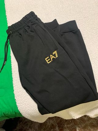 Conjunto Deportivo EA7 Negro y Dorado