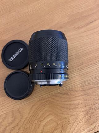 Objetivo Yashica DSB 135mm f/2.8 con tapas