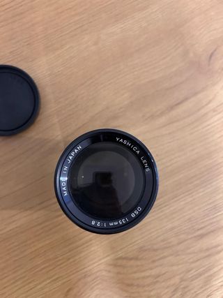 Objetivo Yashica DSB 135mm f/2.8 con tapas