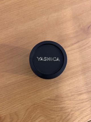 Objetivo Yashica DSB 135mm f/2.8 con tapas