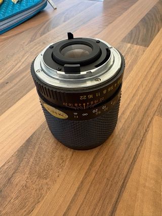 Objetivo Yashica DSB 135mm f/2.8 con tapas