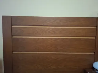 Cabecero de madera con 2 mesitas y base tapizada