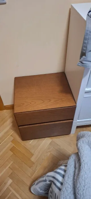 Cabecero de madera con 2 mesitas y base tapizada